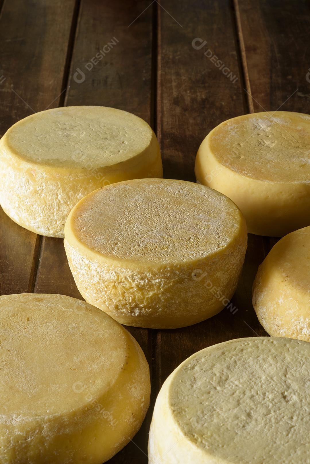 Queijos curados tradicionais da região do Cariri, nordeste do Brasil.