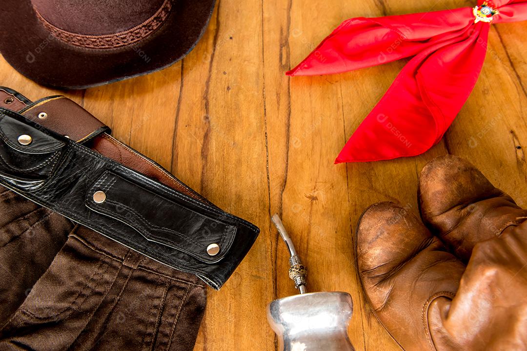tradição gaúcha, erva mate, cachecol, bota e chapéu, farroupilha