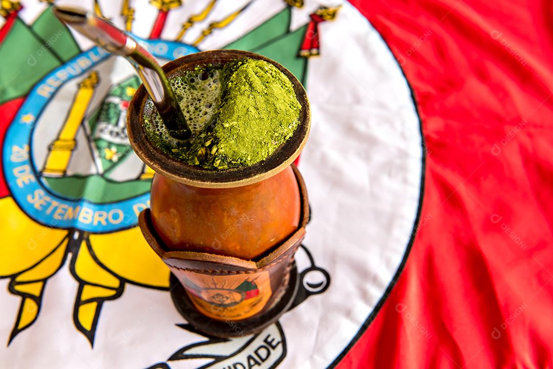 chá de chimarrão de erva-mate tradicional com fundo do bandeira