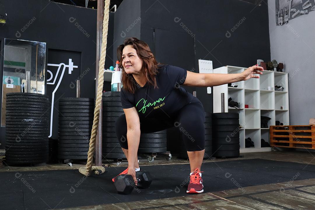 Mulher fazendo exercios sobre uma academia em de uma saúde melhor