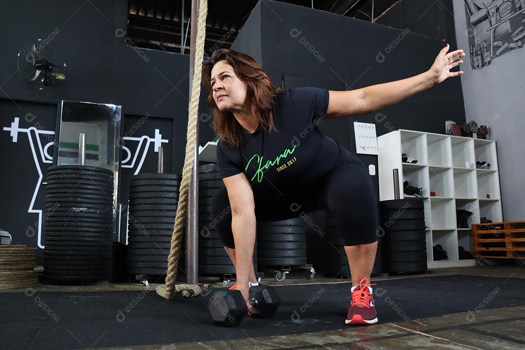 Mulher fazendo exercios sobre uma academia em de uma saúde melhor