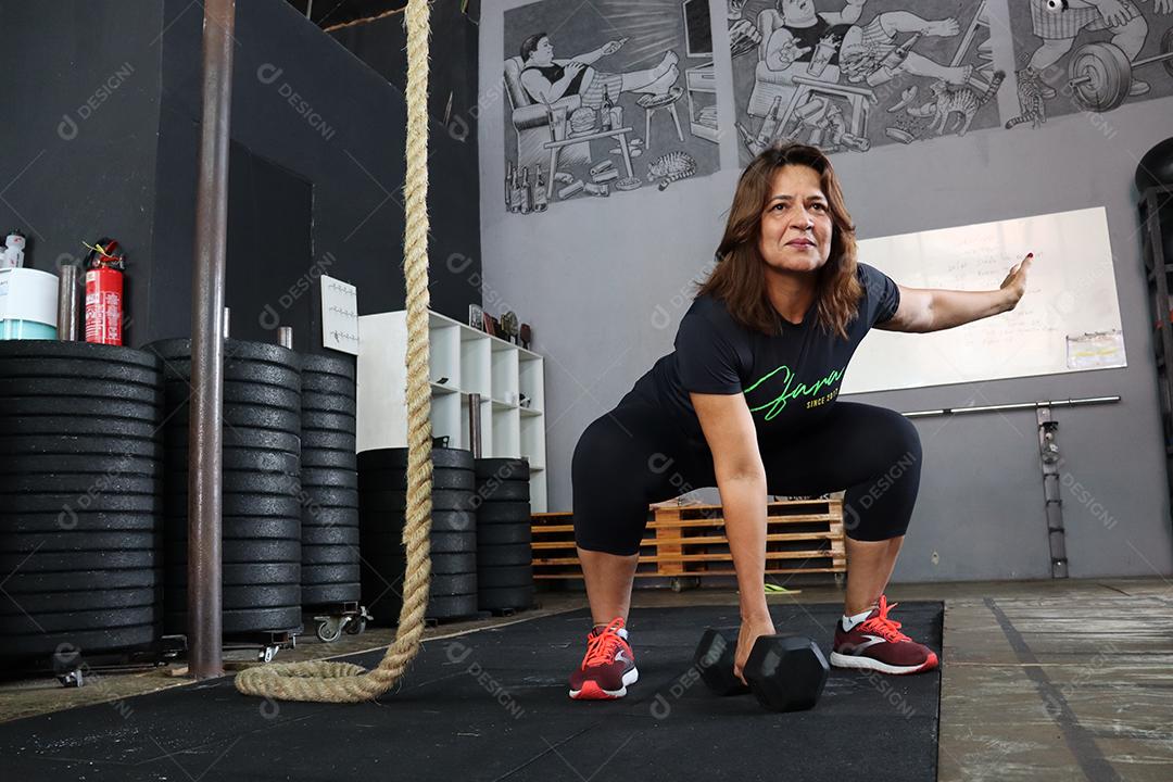 Mulher fazendo exercios sobre uma academia em de uma saúde melhor