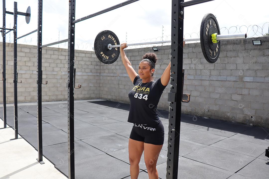 Mulher fazendo exercios sobre uma academia em de uma saúde melhor