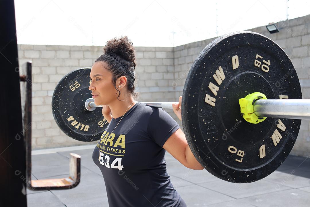 Mulher fazendo exercios sobre uma academia em de uma saúde melhor