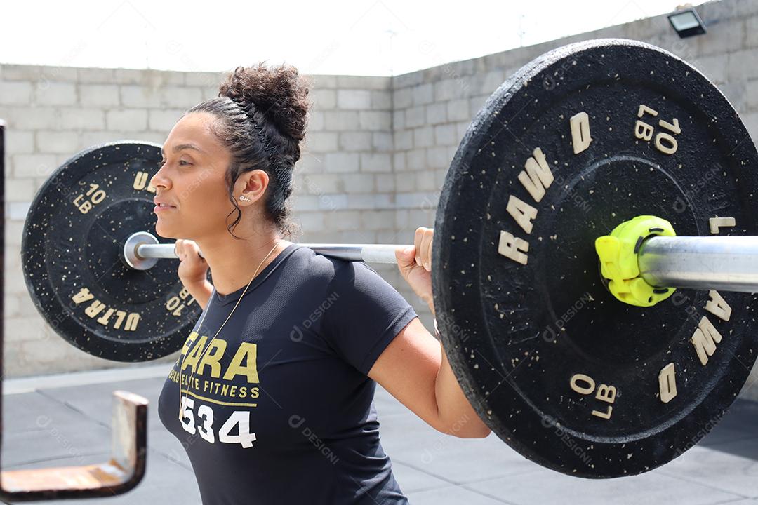 Mulher fazendo exercios sobre uma academia em de uma saúde melhor
