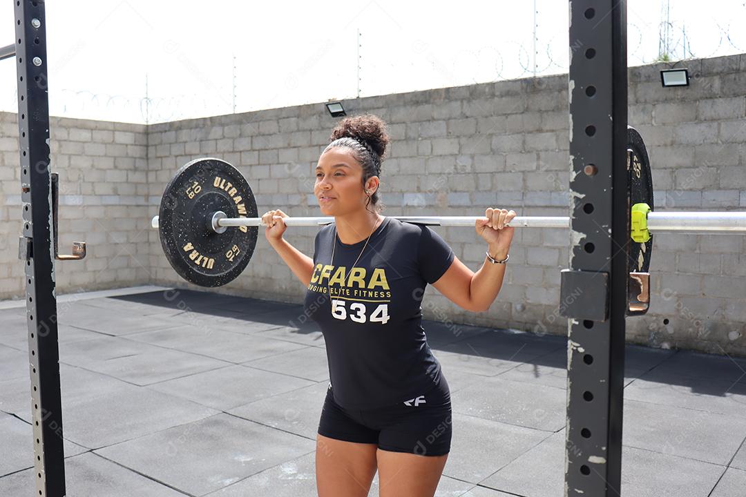 Mulher fazendo exercios sobre uma academia em de uma saúde melhor