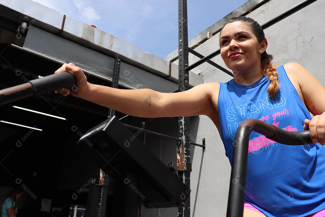 Mulher fazendo exercios sobre uma academia em de uma saúde melhor