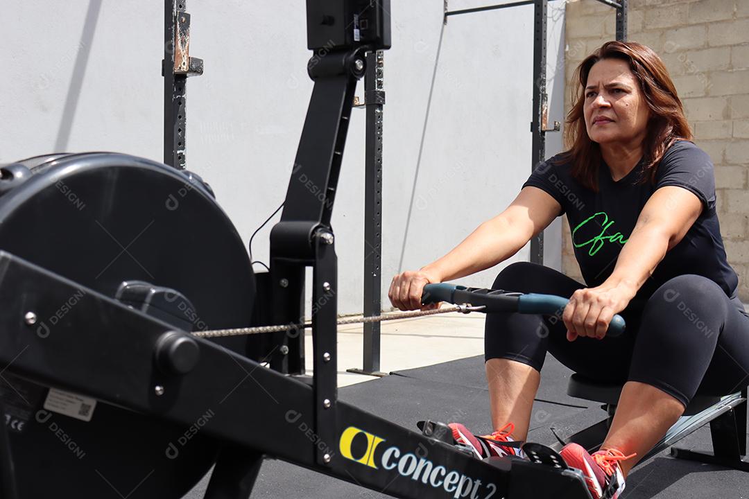 Mulher fazendo exercios sobre uma academia em de uma saúde melhor