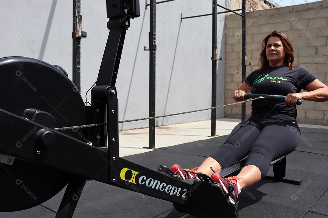 Mulher fazendo exercios sobre uma academia em de uma saúde melhor