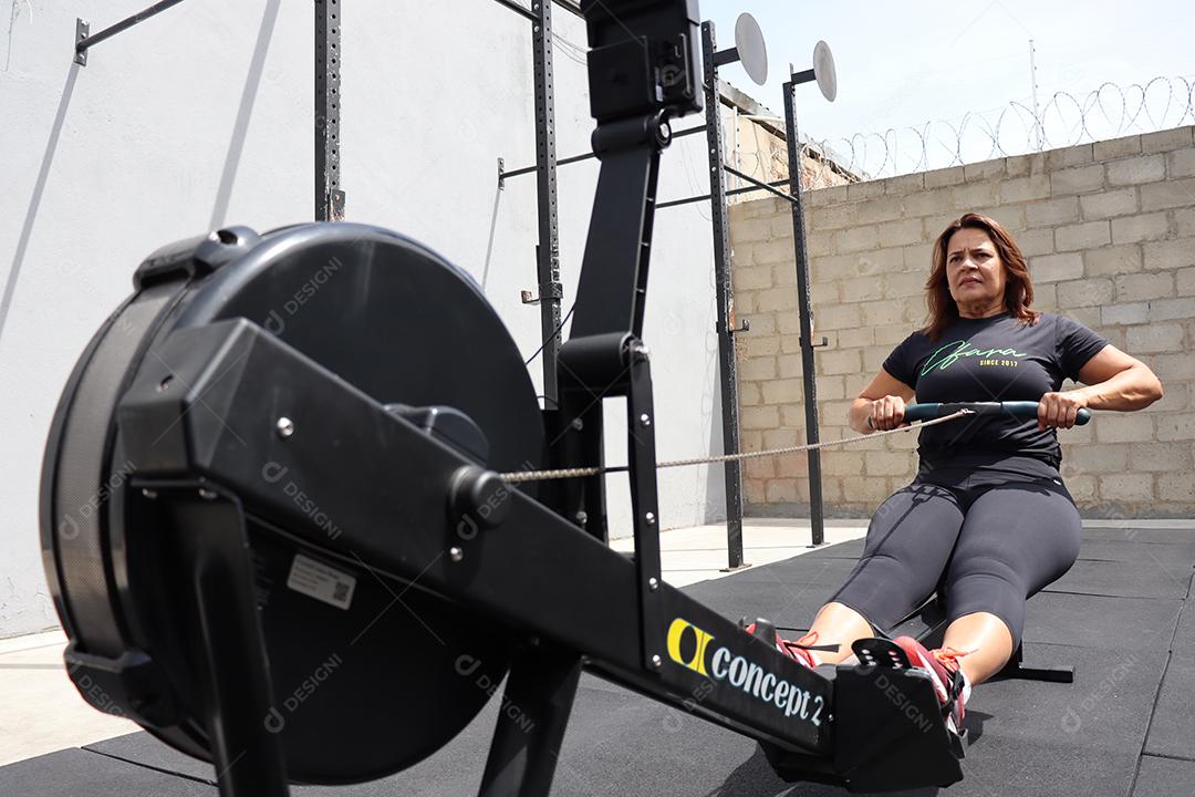 Mulher fazendo exercios sobre uma academia em de uma saúde melhor