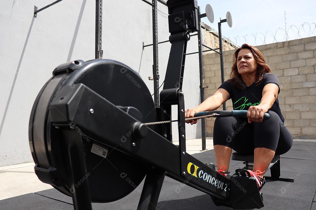 Mulher fazendo exercios sobre uma academia em de uma saúde melhor