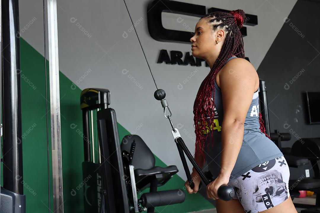 Mulher fazendo exercios sobre uma academia em de uma saúde melhor