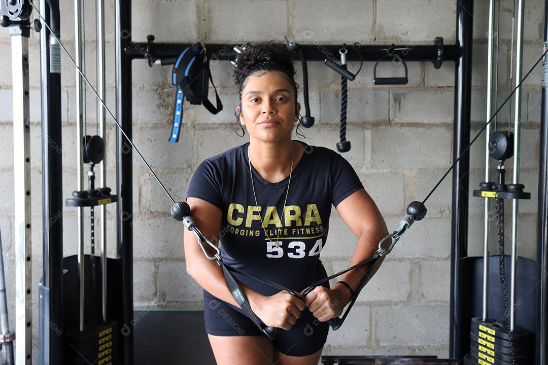 Mulher fazendo exercios sobre uma academia em de uma saúde melhor