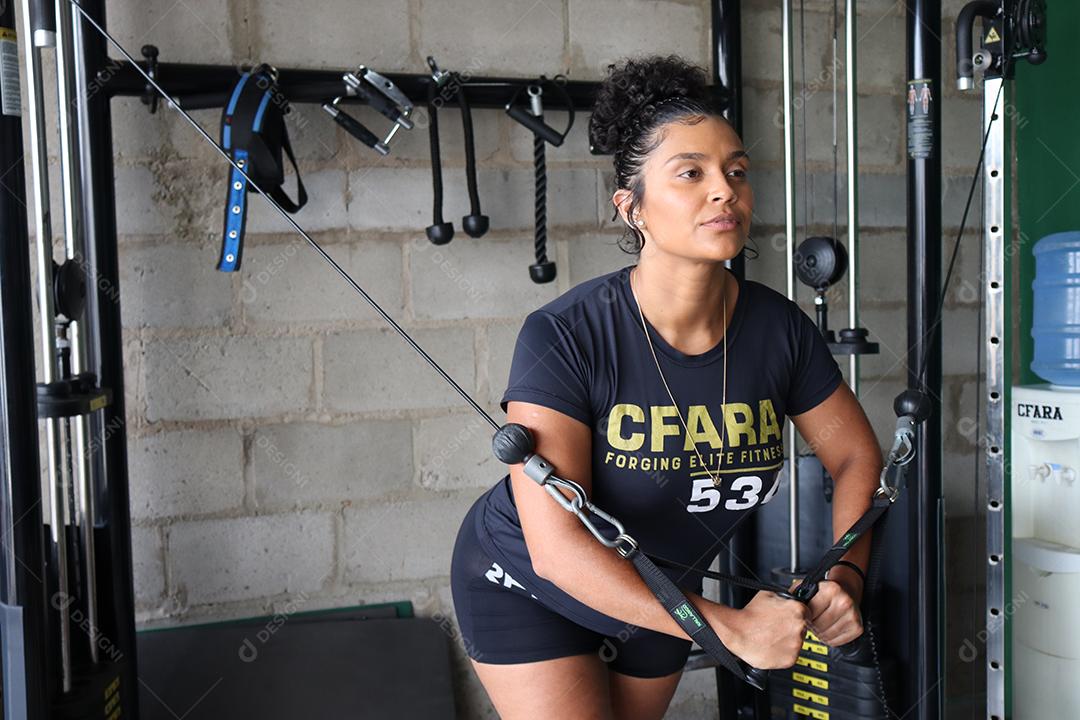 Mulher fazendo exercios sobre uma academia em de uma saúde melhor