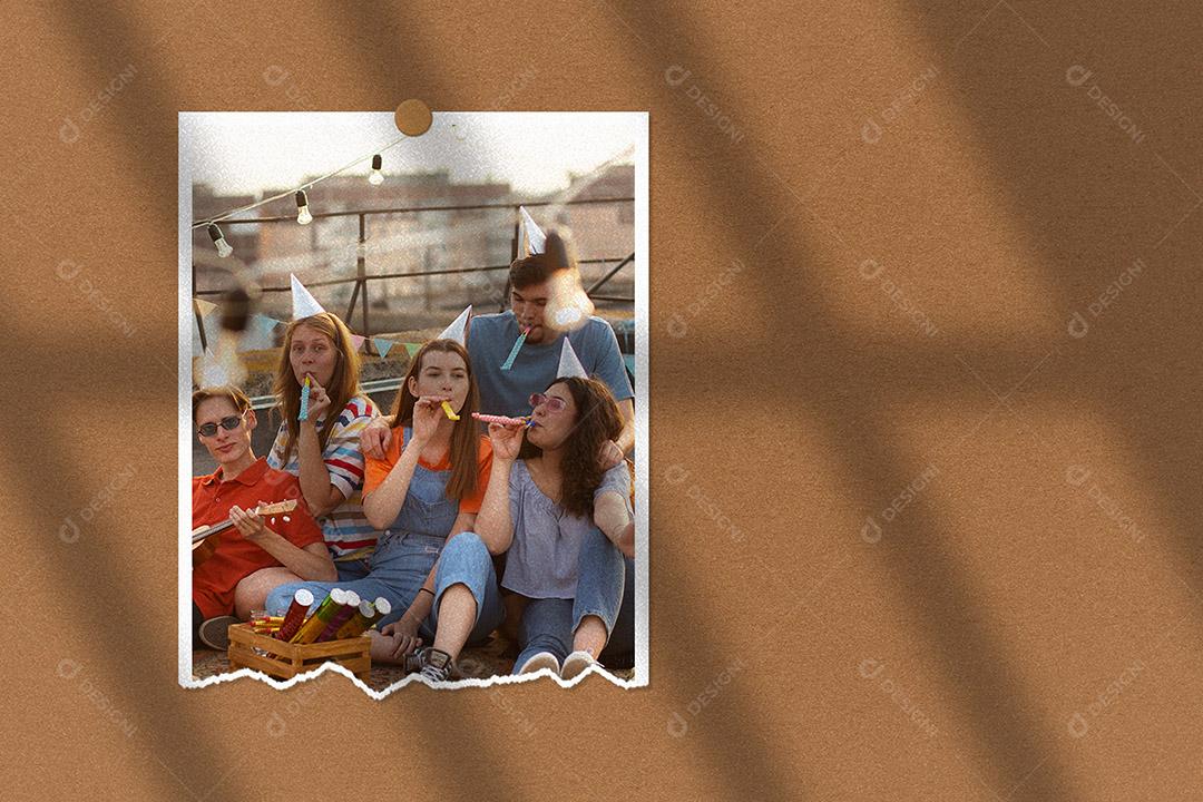 Mockup de Fotos em Papel rasgado Pendurado PSD Editável