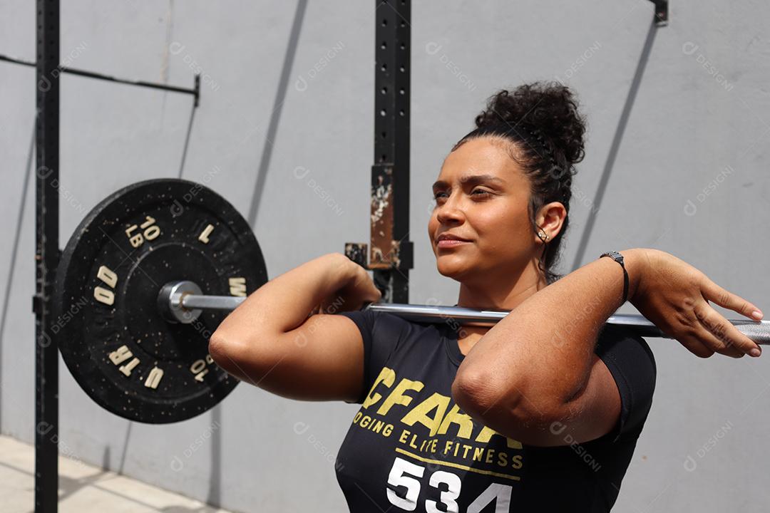 Mulher fazendo exercios sobre uma academia em de uma saúde melhor