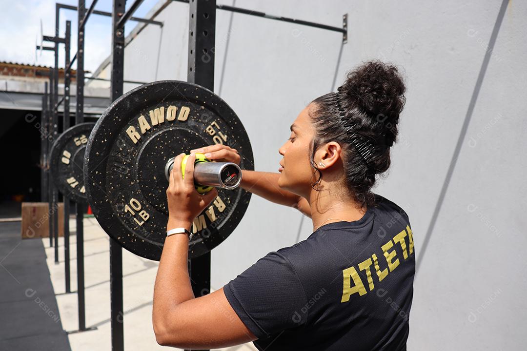 Mulher fazendo exercios sobre uma academia em de uma saúde melhor