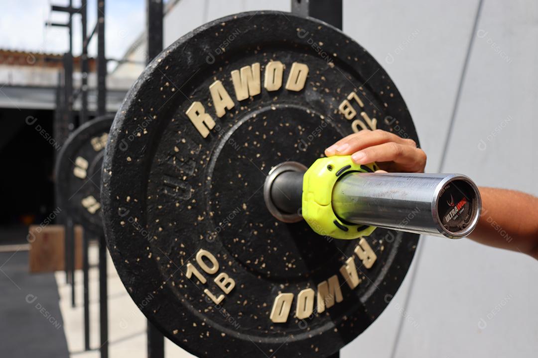 Mulher fazendo exercios sobre uma academia em de uma saúde melhor