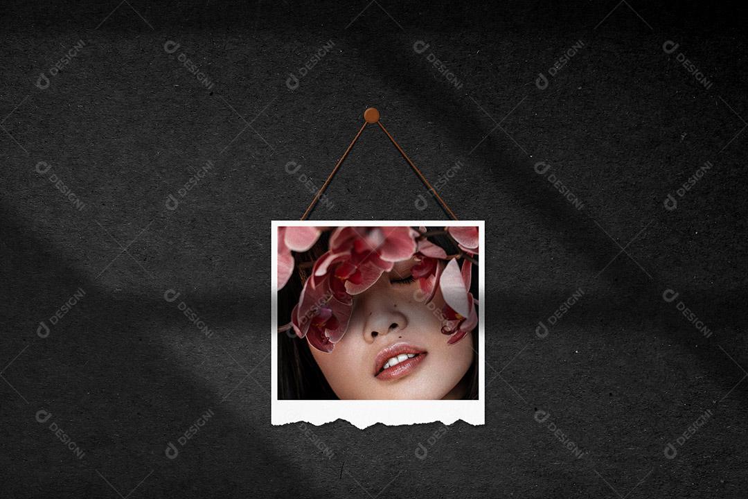 Mockup de Fotos em Papel rasgado Pendurado PSD Editável