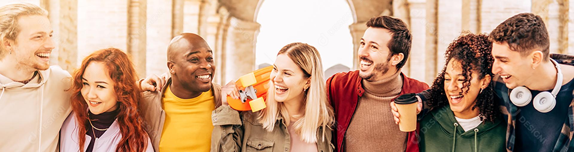 Jovens multirraciais andando alegremente na rua - Garotos e garotas se divertindo juntos - Conceito de estilo de vida - Foco seletivo