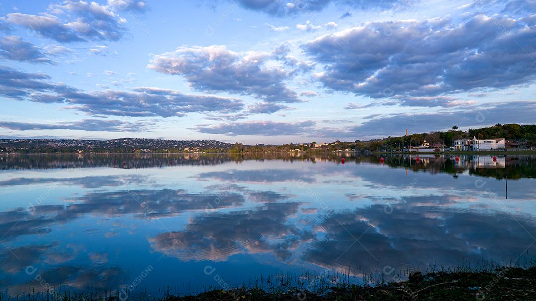 Lagoa Santa, Belo Horizonte, Brasil. Linda lagoa em uma cidade turística em Minas Gerais. Foto aérea com nuvens refletindo na lagoa calma.