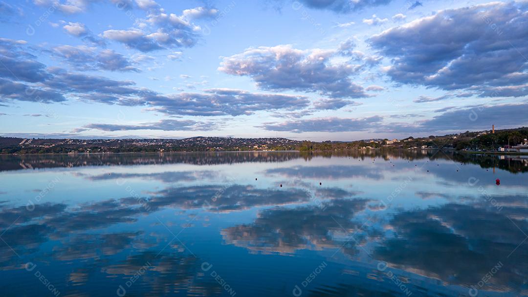 Lagoa Santa, Belo Horizonte, Brasil. Linda lagoa em uma cidade turística em Minas Gerais. Foto aérea com nuvens refletindo na lagoa calma.