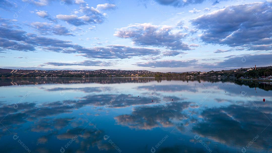 Lagoa Santa, Belo Horizonte, Brasil. Linda lagoa em uma cidade turística em Minas Gerais. Foto aérea com nuvens refletindo na lagoa calma.
