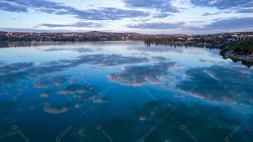 Lagoa Santa, Belo Horizonte, Brasil. Linda lagoa em uma cidade turística em Minas Gerais. Foto aérea com nuvens refletindo na lagoa calma.