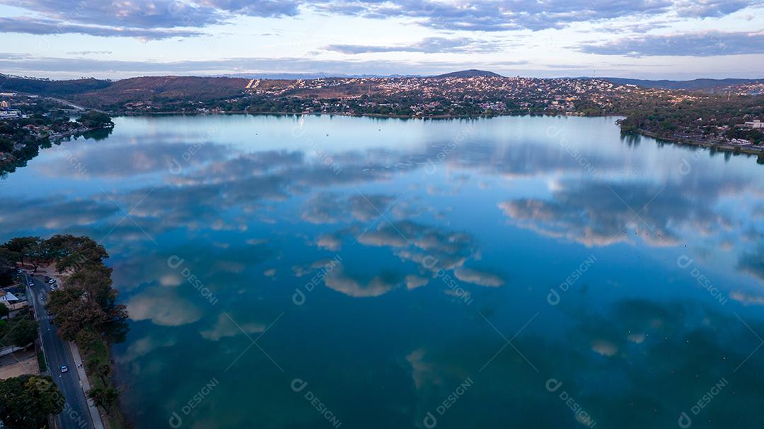 Lagoa Santa, Belo Horizonte, Brasil. Linda lagoa em uma cidade turística em Minas Gerais. Foto aérea com nuvens refletindo na lagoa calma.