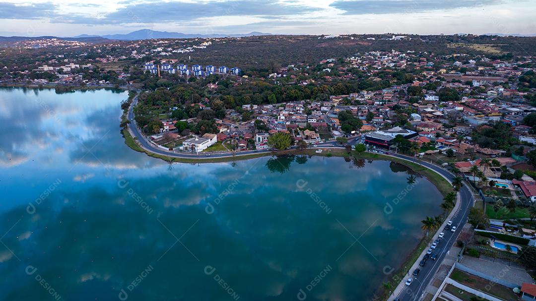 Lagoa Santa, Belo Horizonte, Brasil. Linda lagoa em uma cidade turística em Minas Gerais. Foto aérea com nuvens refletindo na lagoa calma.