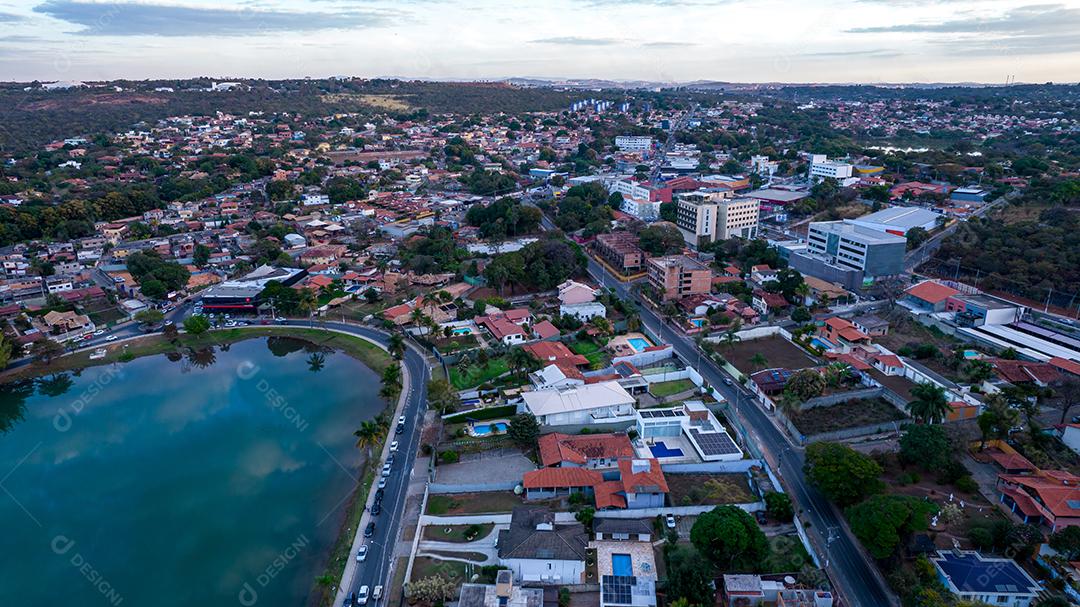 Lagoa Santa, Belo Horizonte, Brasil. Linda lagoa em uma cidade turística em Minas Gerais. Foto aérea com nuvens refletindo na lagoa calma.