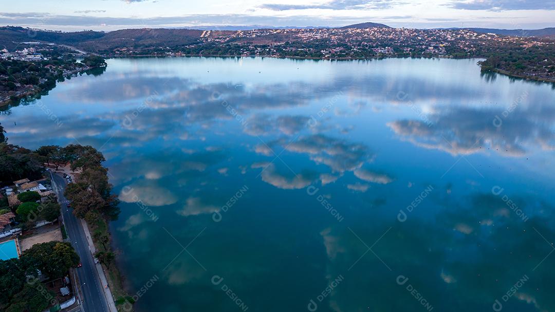 Lagoa Santa, Belo Horizonte, Brasil. Linda lagoa em uma cidade turística em Minas Gerais. Foto aérea com nuvens refletindo na lagoa calma.