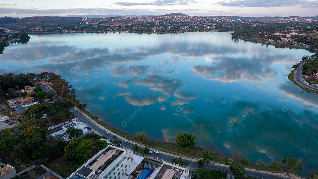 Lagoa Santa, Belo Horizonte, Brasil. Linda lagoa em uma cidade turística em Minas Gerais. Foto aérea com nuvens refletindo na lagoa calma.