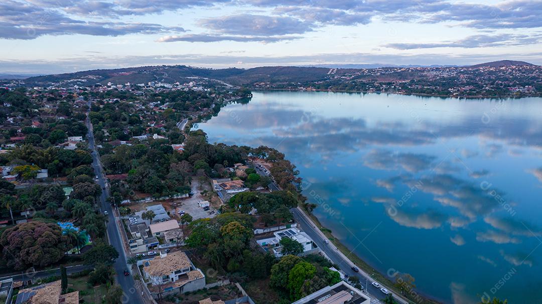 Lagoa Santa, Belo Horizonte, Brasil. Linda lagoa em uma cidade turística em Minas Gerais. Foto aérea com nuvens refletindo na lagoa calma.