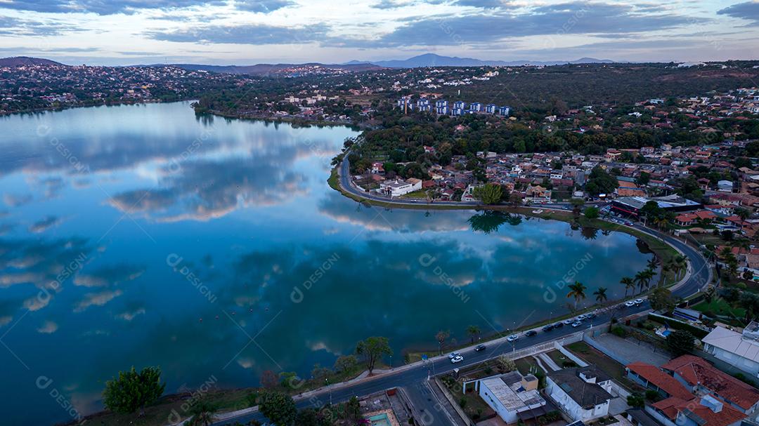 Lagoa Santa, Belo Horizonte, Brasil. Linda lagoa em uma cidade turística em Minas Gerais. Foto aérea com nuvens refletindo na lagoa calma.