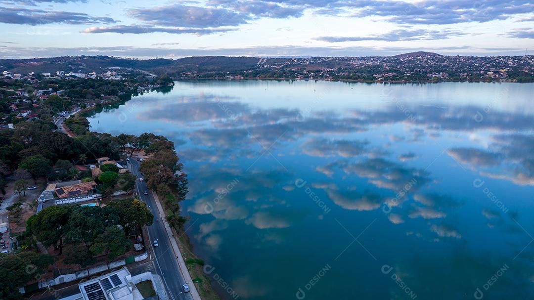 Lagoa Santa, Belo Horizonte, Brasil. Linda lagoa em uma cidade turística em Minas Gerais. Foto aérea com nuvens refletindo na lagoa calma.