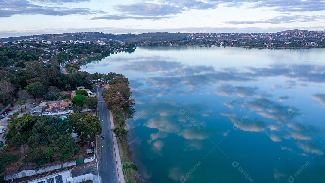 Lagoa Santa, Belo Horizonte, Brasil. Linda lagoa em uma cidade turística em Minas Gerais. Foto aérea com nuvens refletindo na lagoa calma.