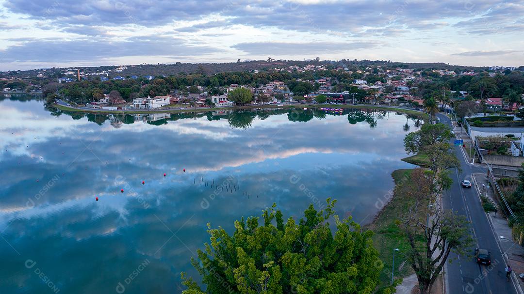 Lagoa Santa, Belo Horizonte, Brasil. Linda lagoa em uma cidade turística em Minas Gerais. Foto aérea com nuvens refletindo na lagoa calma.