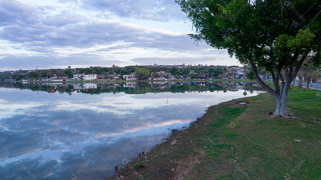 Lagoa Santa, Belo Horizonte, Brasil. Linda lagoa em uma cidade turística em Minas Gerais. Foto aérea com nuvens refletindo na lagoa calma.