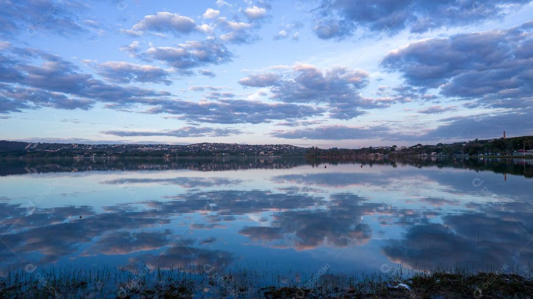 Lagoa Santa, Belo Horizonte, Brasil. Linda lagoa em uma cidade turística em Minas Gerais. Foto aérea com nuvens refletindo na lagoa calma.