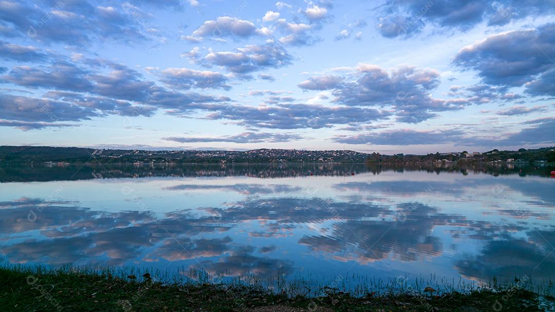 Lagoa Santa, Belo Horizonte, Brasil. Linda lagoa em uma cidade turística em Minas Gerais. Foto aérea com nuvens refletindo na lagoa calma.