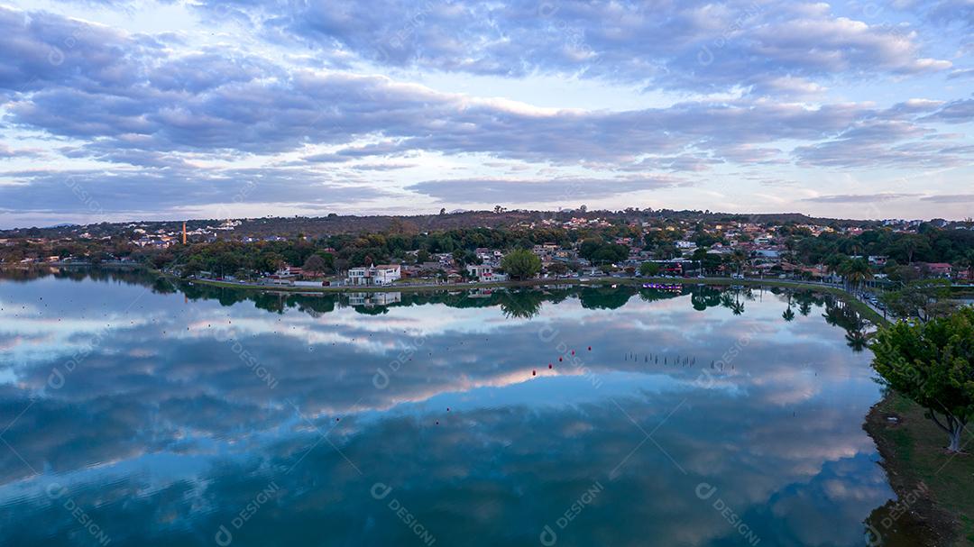 Lagoa Santa, Belo Horizonte, Brasil. Linda lagoa em uma cidade turística em Minas Gerais. Foto aérea com nuvens refletindo na lagoa calma.