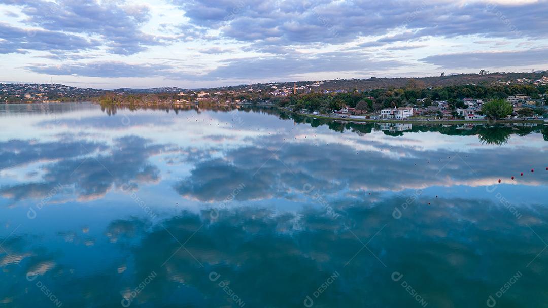 Lagoa Santa, Belo Horizonte, Brasil. Linda lagoa em uma cidade turística em Minas Gerais. Foto aérea com nuvens refletindo na lagoa calma.