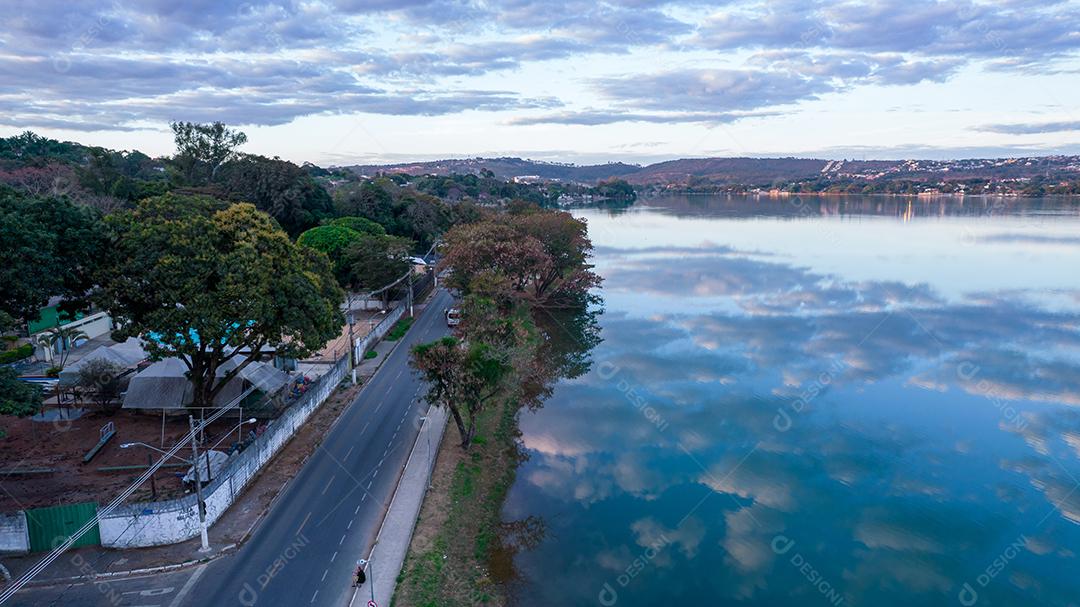 Lagoa Santa, Belo Horizonte, Brasil. Linda lagoa em uma cidade turística em Minas Gerais. Foto aérea com nuvens refletindo na lagoa calma.