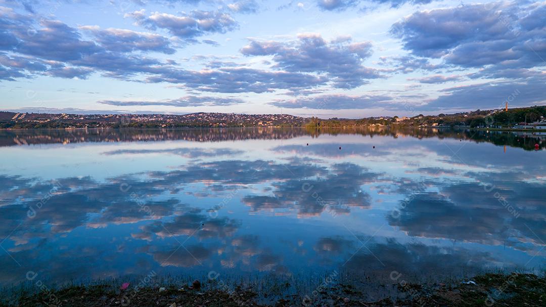 Lagoa Santa, Belo Horizonte, Brasil. Linda lagoa em uma cidade turística em Minas Gerais. Foto aérea com nuvens refletindo na lagoa calma.