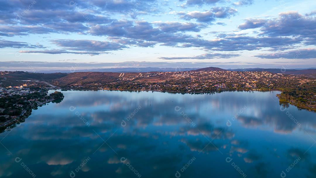 Lagoa Santa, Belo Horizonte, Brasil. Linda lagoa em uma cidade turística em Minas Gerais. Foto aérea com nuvens refletindo na lagoa calma.