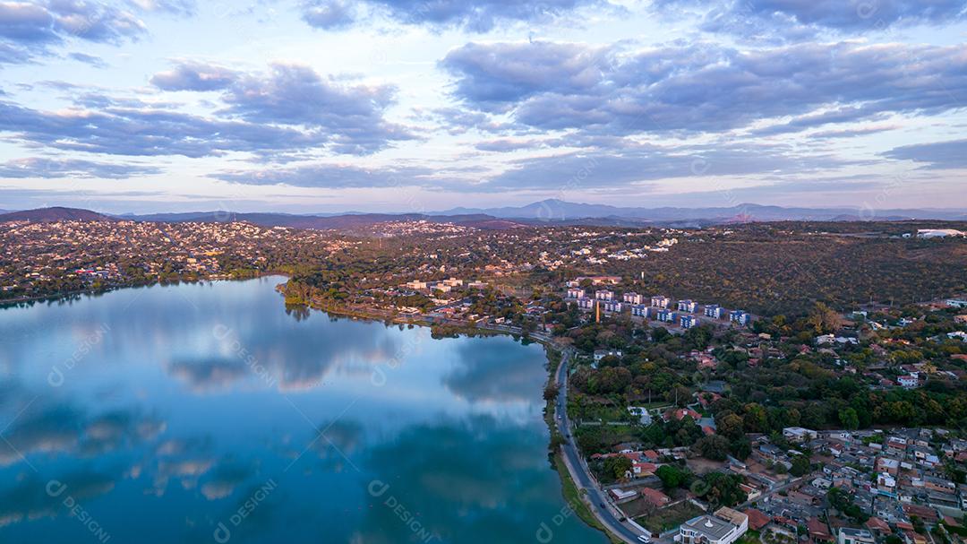Lagoa Santa, Belo Horizonte, Brasil. Linda lagoa em uma cidade turística em Minas Gerais. Foto aérea com nuvens refletindo na lagoa calma.
