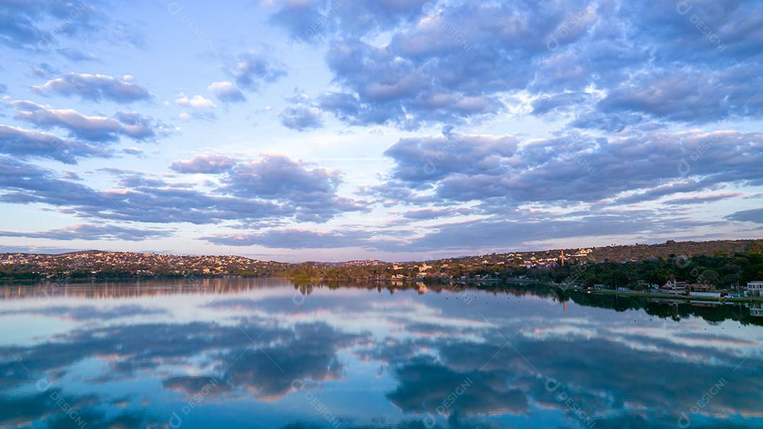 Lagoa Santa, Belo Horizonte, Brasil. Linda lagoa em uma cidade turística em Minas Gerais. Foto aérea com nuvens refletindo na lagoa calma.