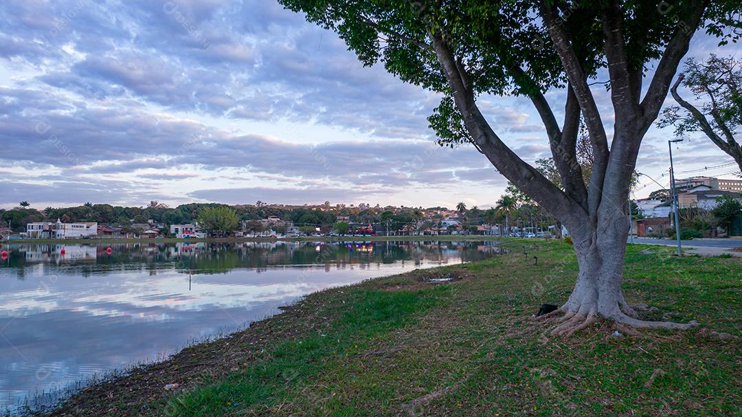 Lagoa Santa, Belo Horizonte, Brasil. Linda lagoa em uma cidade turística em Minas Gerais. Foto aérea com nuvens refletindo na lagoa calma.