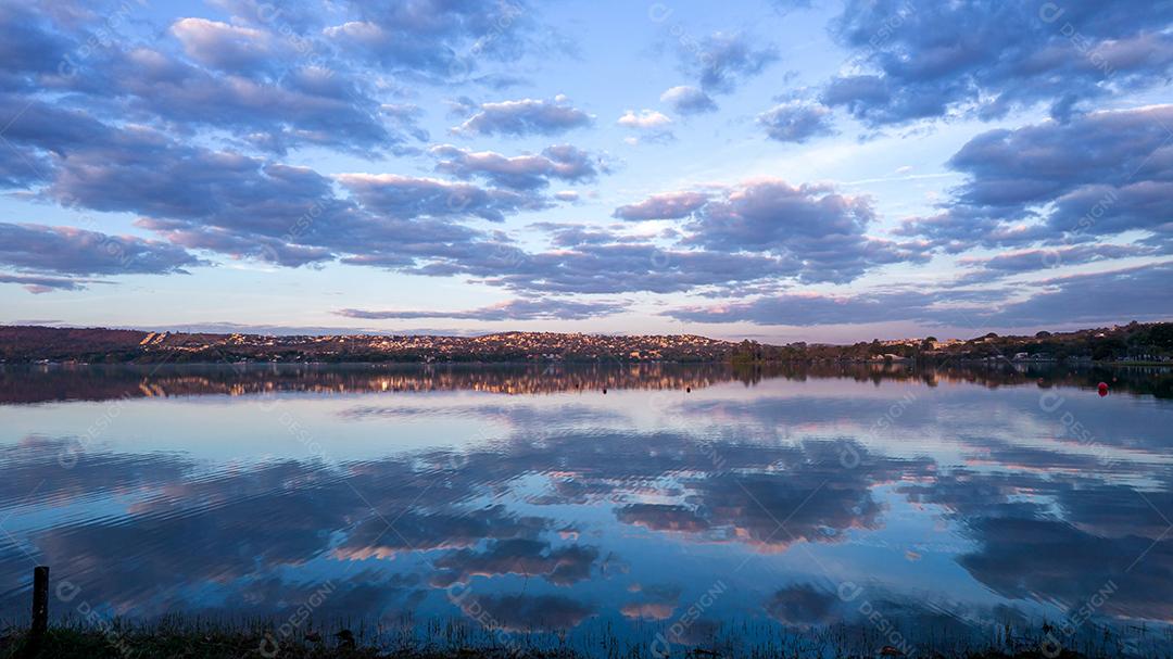 Lagoa Santa, Belo Horizonte, Brasil. Linda lagoa em uma cidade turística em Minas Gerais. Foto aérea com nuvens refletindo na lagoa calma.